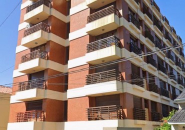 DEPARTAMENTO AMOBLADO 2 1/2 AMBIENTES CON COCHERA FIJA.