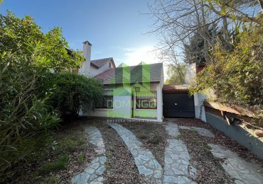 CASA 5 AMBIENTES , A 4 CUADRAS DEL MAR . 